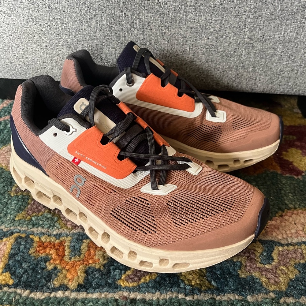 On Running Cloudstraus in cork/faun women’s size 8